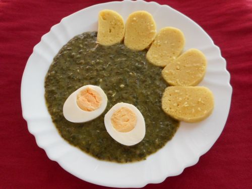 Vejce, dušený špenát, bramborový knedlík